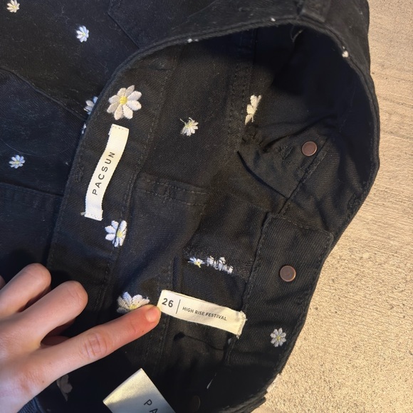 PacSun Black Daisy Jean Shorts - Picture 4 of 4